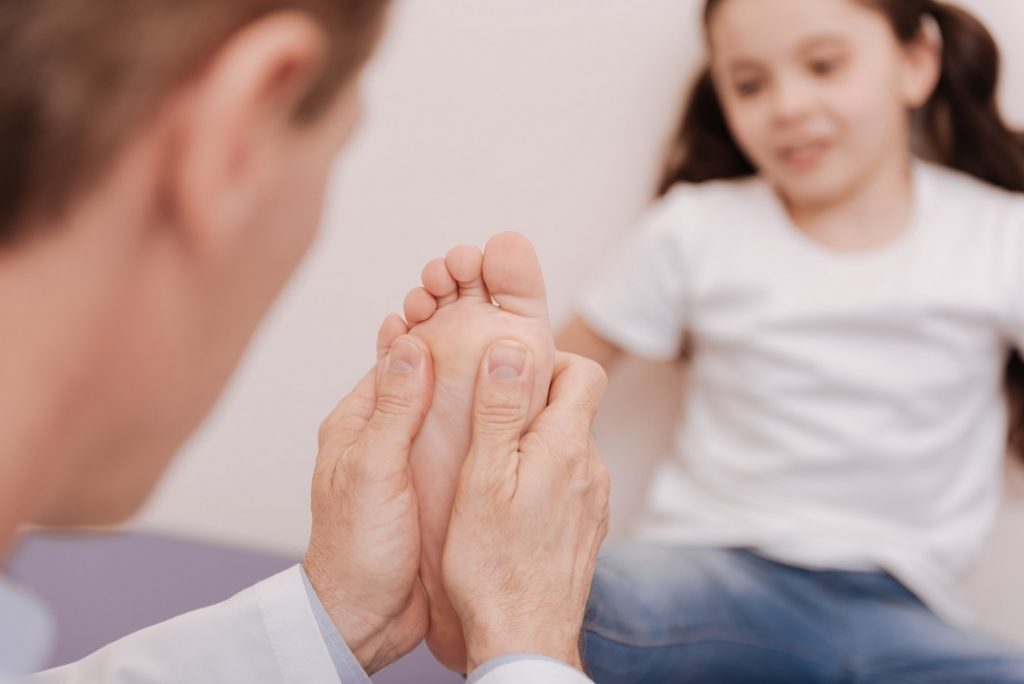 معاینه صافی کف پا در کودکان